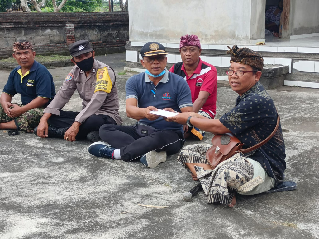 Pemerintah Desa Jagapati memberikan bantuan dana aci untuk biaya upacara di Pura Alit Gumi